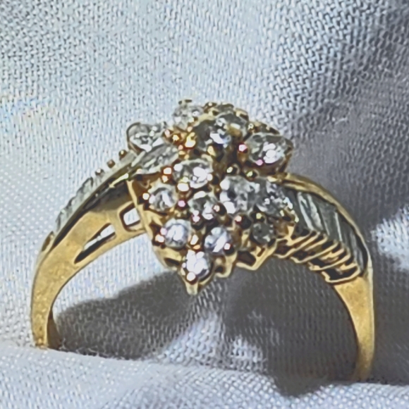 Diamond cluster design ring. - Picture 1 of 11